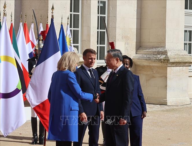 Tổng thống Cộng hòa Pháp Emmanuel Macron và Tổng Thư ký Pháp ngữ Louise Mushikiwabo đón Tổng Bí thư, Chủ tịch nước Tô Lâm. Ảnh: Trí Dũng/TTXVN