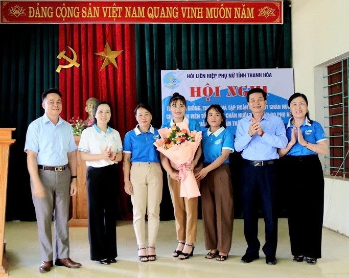 Lãnh đạo Hội LHPN tỉnh và huyện Cẩm Thủy tặng hoa cho THT chăn nuôi tổng hợp do phụ nữ tham gia quản lý xã Cẩm Thành.