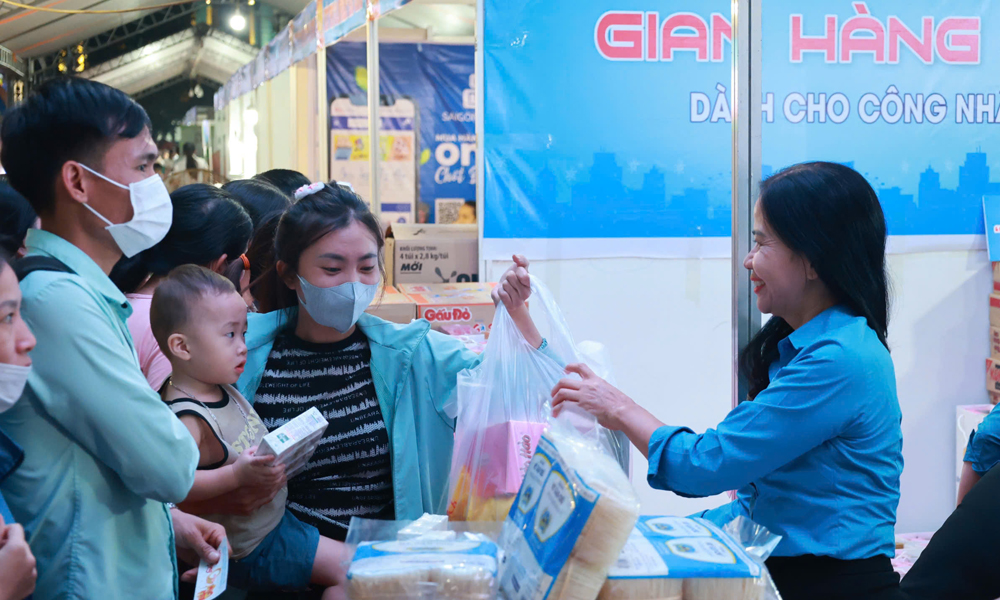 Công nhân lao động tham quan, mua hàng giảm giá và nhận quà tại các gian hàng của chương trình.