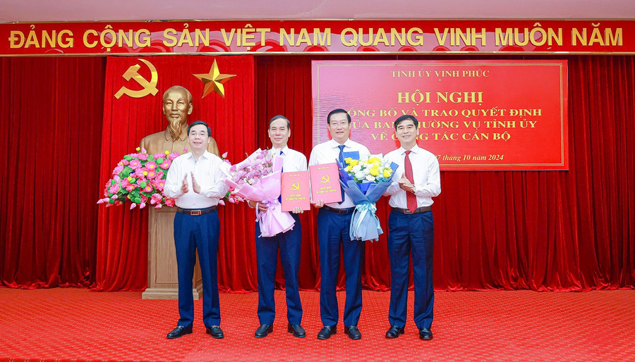 Lãnh đạo Tỉnh ủy Vĩnh Phúc trao quyết định, tặng hoa chúc mừng ông Nguyễn Tuấn Khanh và Trần Thanh Hải nhận nhiệm vụ mới.