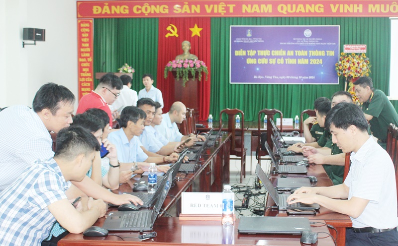 Đội tấn công thực hiện nhiệm vụ tại buổi diễn tập