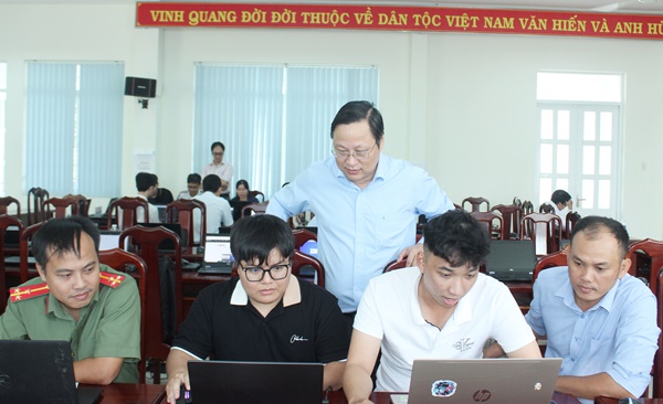 Ông Lê Việt Trung, Phó Giám đốc Sở Thông tin và Truyền thông tỉnh Bà Rịa – Vũng Tàu giám sát xử lý thông tin của các đội diễn tập