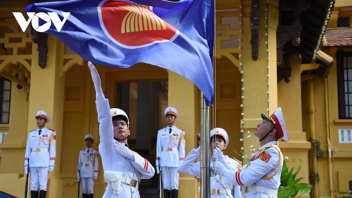 Việt Nam khẳng định vai trò và vị thế tích cực trong gần 3 thập kỷ gia nhập ASEAN. Trong ảnh: lễ thượng cờ ASEAN tại Hà Nội