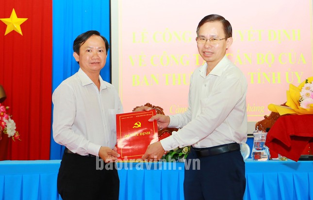 Đồng chí Nguyễn Văn Hiếu (bên phải), Ủy viên Ban Thường vụ Tỉnh ủy, Trưởng Ban Tổ chức Tỉnh ủy trao quyết định cho đồng chí Nguyễn Văn Triều.