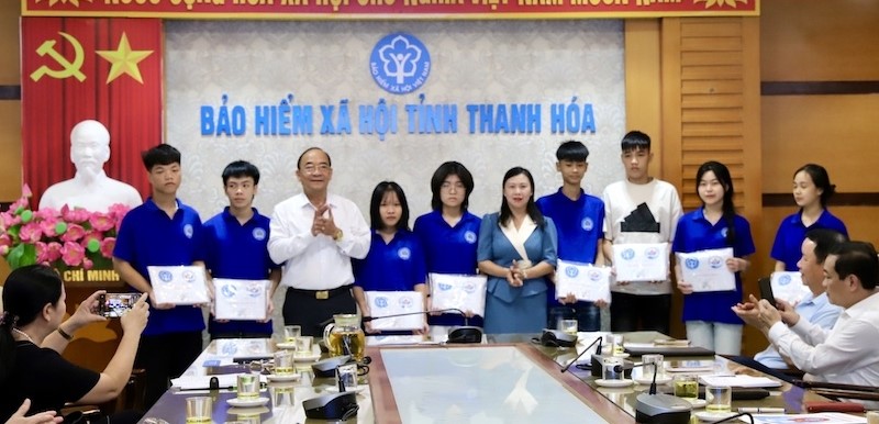 Trao thẻ BHYT cho học sinh Trường Trung cấp nghề thanh, thiếu niên khuyết tật đặc biệt khó khăn tỉnh Thanh Hóa.