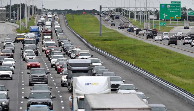 Một tuyến đường ở Florida bị ùn tắc khi người dân sơ tán tránh bão Milton. (Ảnh: Reuters)