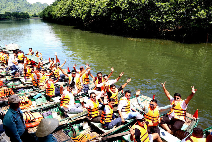 Đoàn du khách Ấn Độ tham quan khu du lịch Tràng An (Ninh Bình).