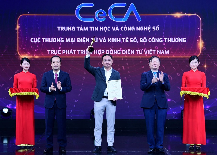 Trung tâm Tin học và Công nghệ số, Cục Thương mại điện tử và Kinh tế số, Bộ Công Thương nhận giải thưởng với giải pháp “Trục Phát triển Hợp đồng điện tử Việt Nam”. Đại diện Trung tâm Tin học và Công nghệ số, ông Lê Đức Anh, Giám đốc Trung tâm nhận giải thưởng.