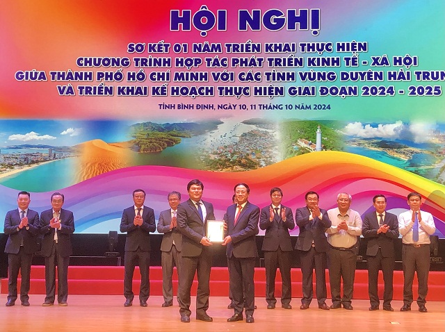 Ban tổ chức trao đăng cai tổ chức Hội nghị năm 2025 cho tỉnh Quảng Ngãi. Ảnh: Viết Hiền