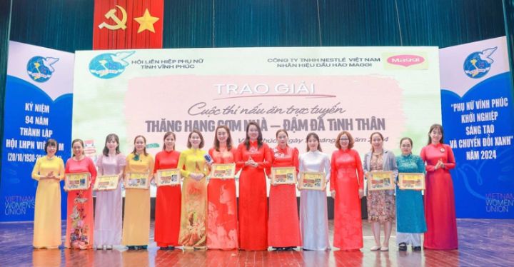 Lãnh đạo Hội LHPN tỉnh trao giải cho các tập thể, cá nhân có thành tích xuất sắc trong cuộc thi nấu ăn trực tuyến “Thăng hạng cơm nhà, đậm đà tình thân cùng dầu hào Maggi”