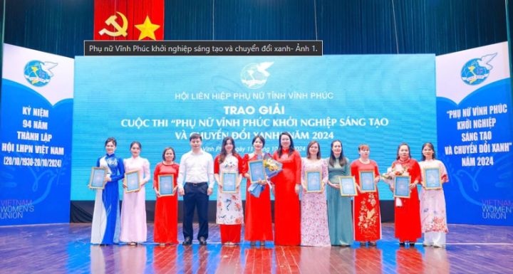 Phó Chủ tịch HĐND tỉnh Nguyễn Trung Hải và Chủ tịch Hội LHPN tỉnh Nguyễn Hồng Nhung trao giải cho các dự án tham gia Cuộc thi Phụ nữ khởi nghiệp năm 2024.