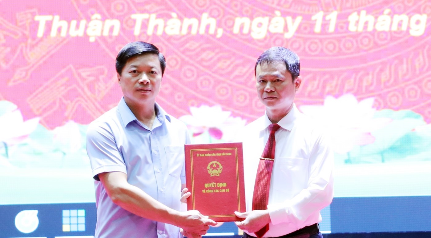 Phó Chủ tịch Thường trực UBND tỉnh Đào Quang Khải (bên trái) trao Quyết định cho tân Chủ tịch UBND thị xã Thuận Thành Nguyễn Văn Thược.