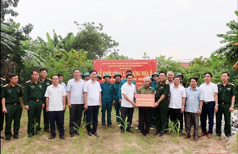 Đại tá Vũ Văn Tùng, Chỉ huy trưởng Bộ CHQS tỉnh và lãnh đạo thị xã Nghi Sơn trao kinh phí hỗ trợ xây dựng nhà cho hộ ông Lê Văn Minh, thôn 11, xã Ngọc Lĩnh.