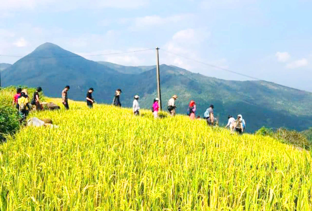 Các doanh nghiệp đoàn famtrip tham quan các thắng cảnh nổi tiếng ở Bình Liêu.