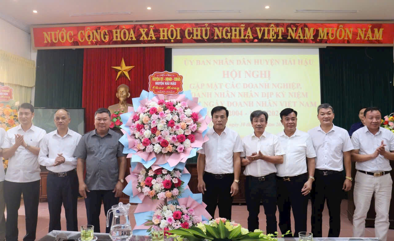 Lãnh đạo huyện Hải Hậu tặng hoa chúc mừng