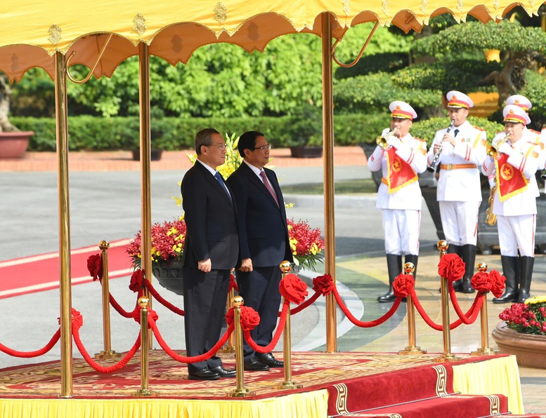 Khi hai nhà Lãnh đạo bước lên bục danh dự, Quốc thiều hai nước được cử lên - Ảnh: VGP/Nhật Bắc