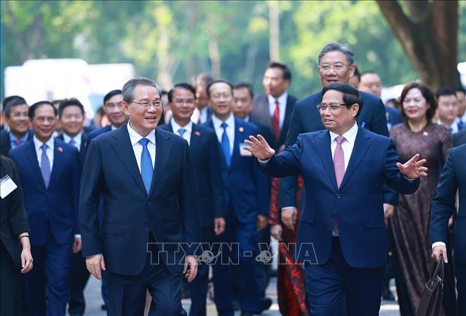 Thủ tướng Phạm Minh Chính và Thủ tướng Trung Quốc Lý Cường với các sinh viên Việt Nam tại lễ đón. Ảnh: Dương Giang/TTXVN