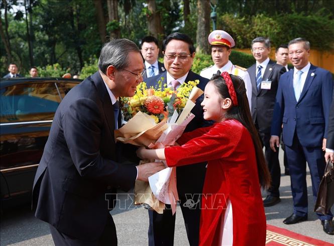 Thiếu nhi Thủ đô Hà Nội tặng hoa chào mừng Thủ tướng Trung Quốc Lý Cường thăm chính thức Việt Nam. Ảnh: Dương Giang/TTXVN