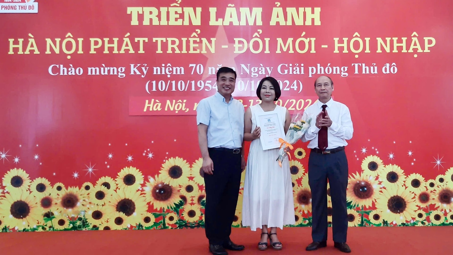 Trao giải Nhất triển lãm ảnh 