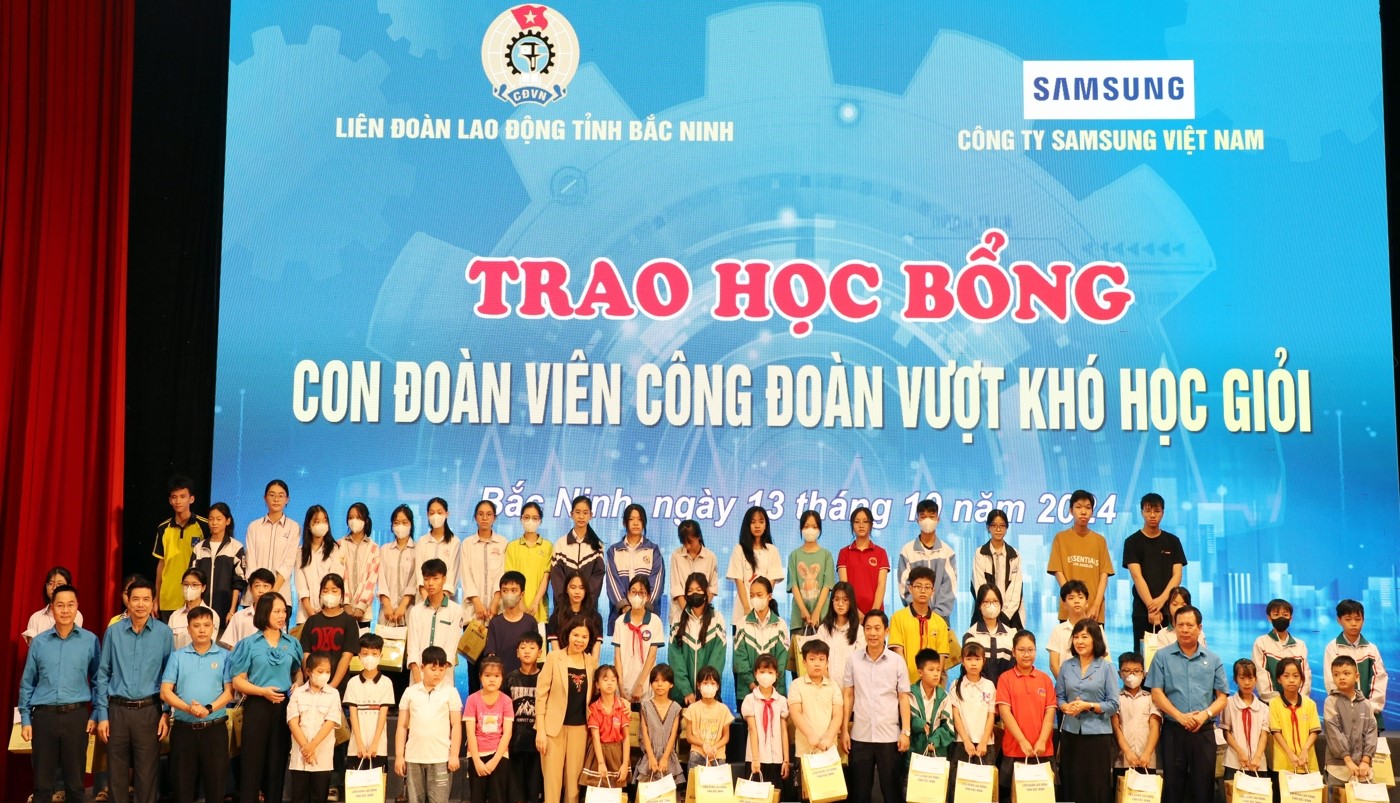 Phó Bí thư Thường trực Tỉnh ủy, Chủ tịch HĐND tỉnh Nguyễn Hương Giang (thứ 10 từ trái qua) và Phó Chủ tịch HĐND tỉnh Nguyễn Anh Tuấn (thứ 10 từ phải qua) cùng lãnh đạo các Ban, ngành trao quà cho con đoàn viên Công đoàn vượt khó học giỏi.