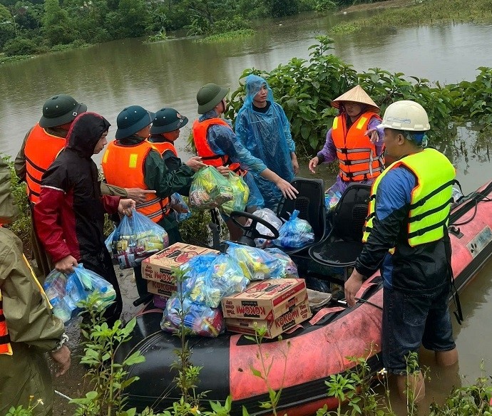 Đoàn cứu trợ của Hiệp hội Doanh nghiệp TP Thanh Hóa mang theo xuống máy hỗ trợ nhu yếu phẩm đến tận tay đồng bào lũ lụt ở Yên Bái.