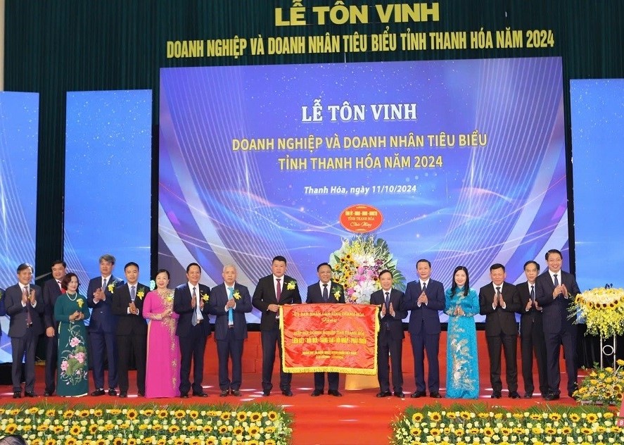 Các đồng chí lãnh đạo tỉnh tặng hoa và trao bức trướng của UBND tỉnh cho Hiệp hội DN tỉnh nhân kỷ niệm 20 năm ngày Doanh nhân Việt Nam.