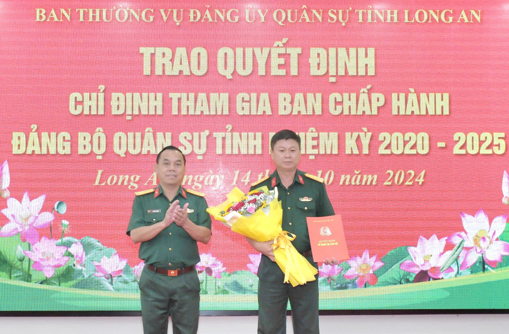 Thượng tá Nguyễn Thành Lâm (phải) tham gia Ban Chấp hành Đảng bộ Quân sự tỉnh nhiệm kỳ 2020-2025