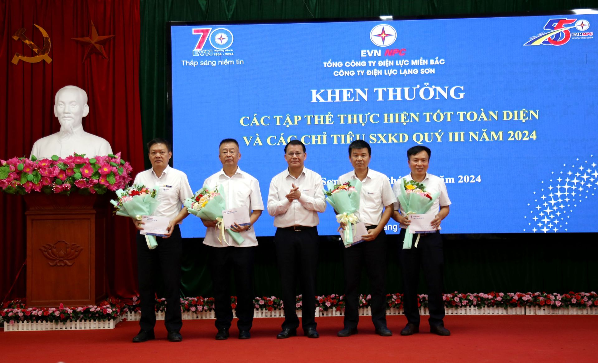 Giám đốc Điện lực Lạng Sơn khen thưởng các tập thể thực hiện tốt toàn diện nhiệm vụ tại hội nghị