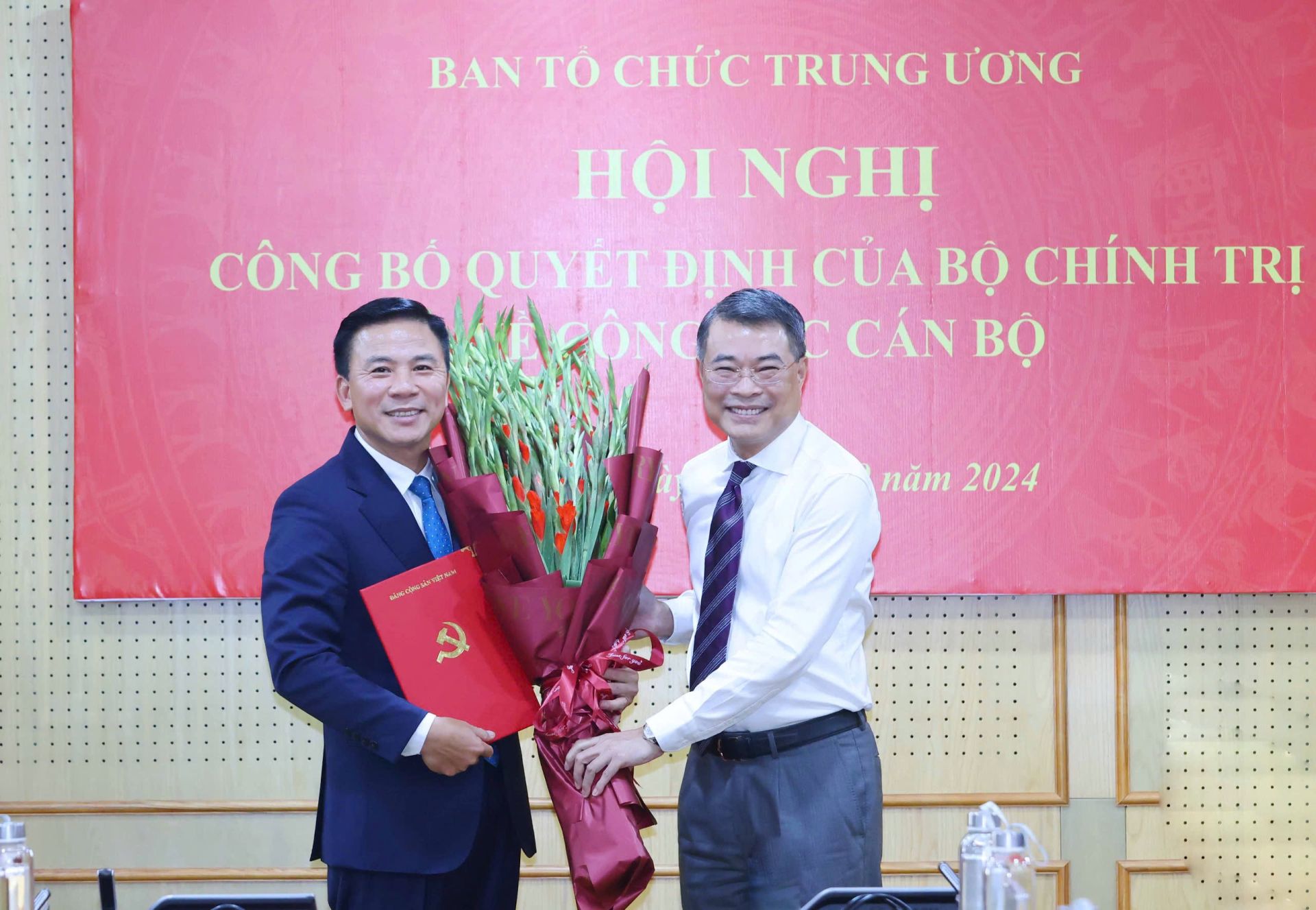 Trưởng Ban Tổ chức Trung ương Lê Minh Hưng trao quyết định và tặng hoa chúc mừng đồng chí Đỗ Trọng Hưng.