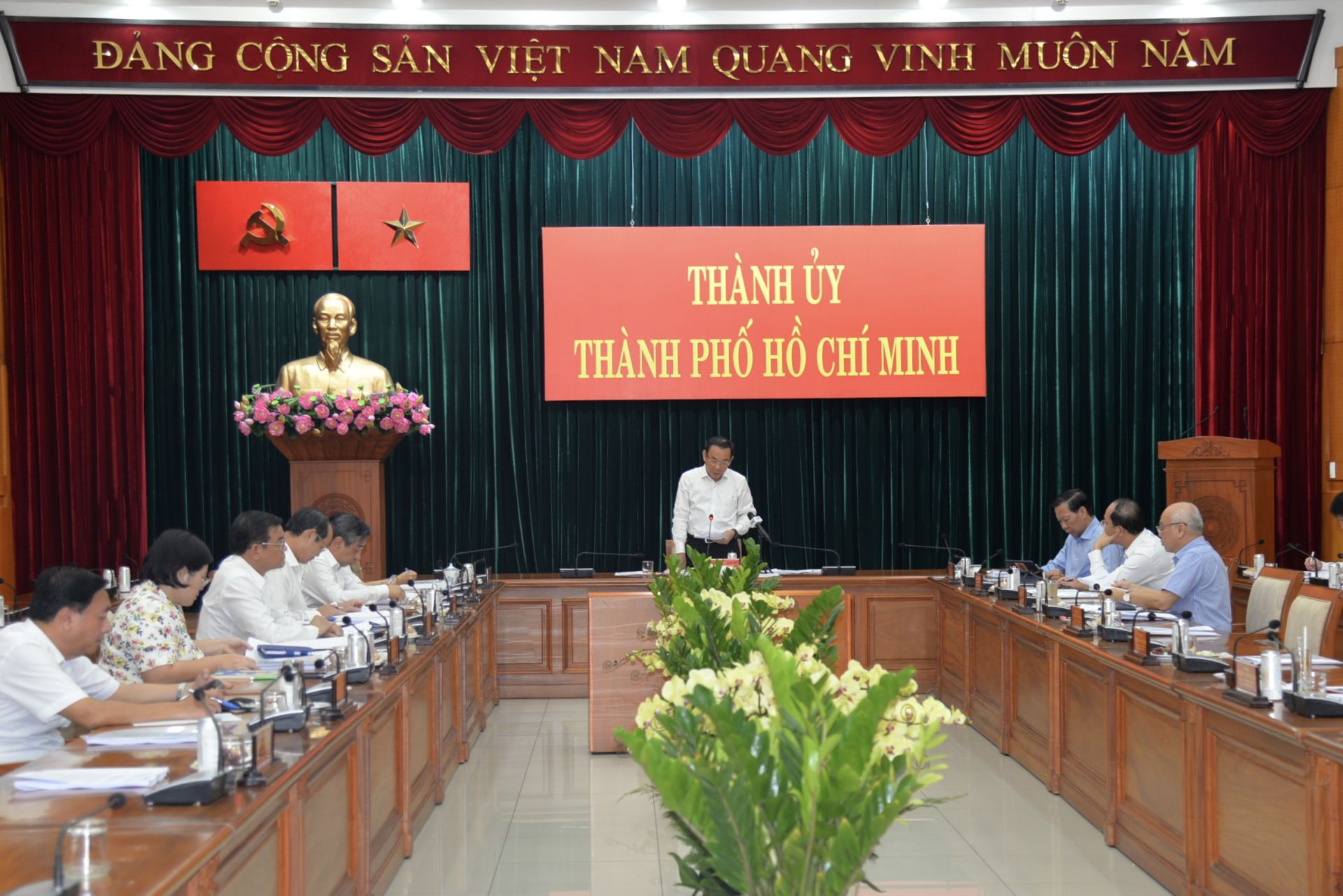 Bí thư Thành ủy TP. Hò Chí Minh Nguyễn Văn Nên, Trưởng Ban Chỉ đạo các hoạt động kỷ niệm 50 năm Ngày Giải phóng miền Nam, thống nhất đất nước chủ trì cuộc họp