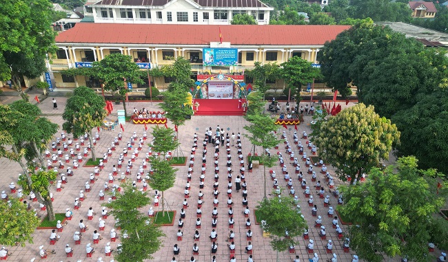 Lễ trao tặng mũ bảo hiểm cho học sinh lớp 1 tại Trường Tiểu học thị trấn Cẩm Xuyên 1.