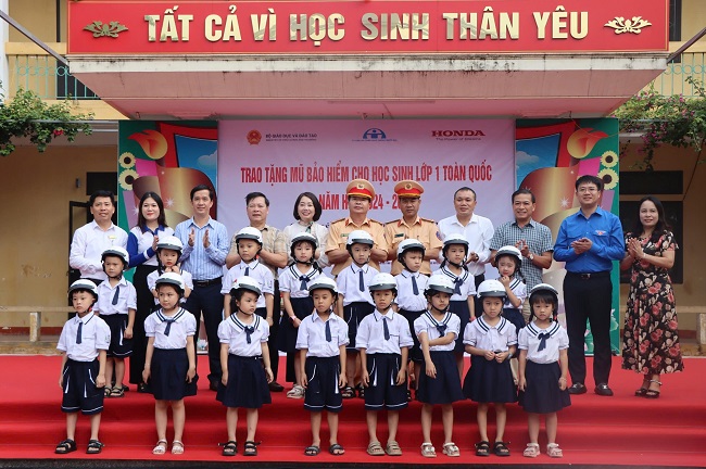 Ban tổ chức trao tặng mũ bảo hiểm cho đại diện học sinh lớp 1 Trường Tiểu học thị trấn Cẩm Xuyên 1.