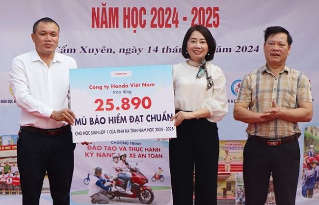 Ban tổ chức trao cho Sở GD&ĐT Hà Tĩnh 25.890 mũ bảo hiểm để phân bổ, trao tặng đến học sinh lớp 1 năm học 2024 - 2025.