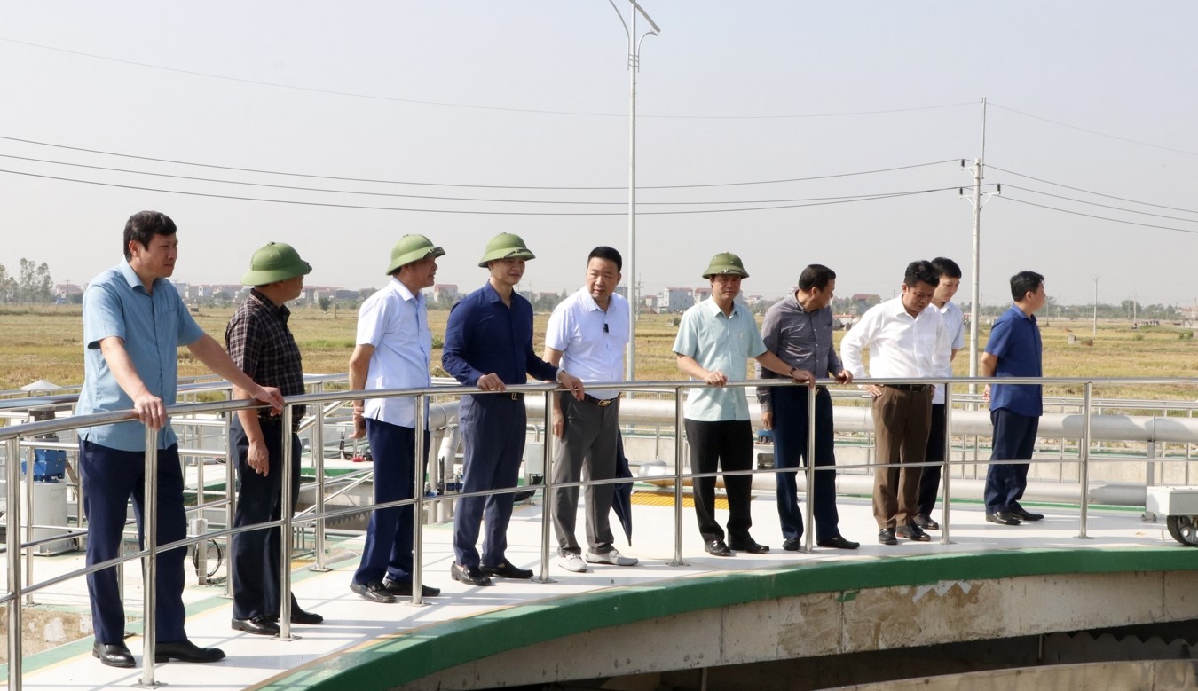 Chủ tịch UBND tỉnh Vương Quốc Tuấn (thứ 4 từ trái qua), Phó Chủ tịch UBND tỉnh Lê Xuân Lợi (thứ 5 từ phải qua) cùng các thành viên trong đoàn kiểm tra Nhà máy xử lý nước thải tại KCN Gia Bình II.