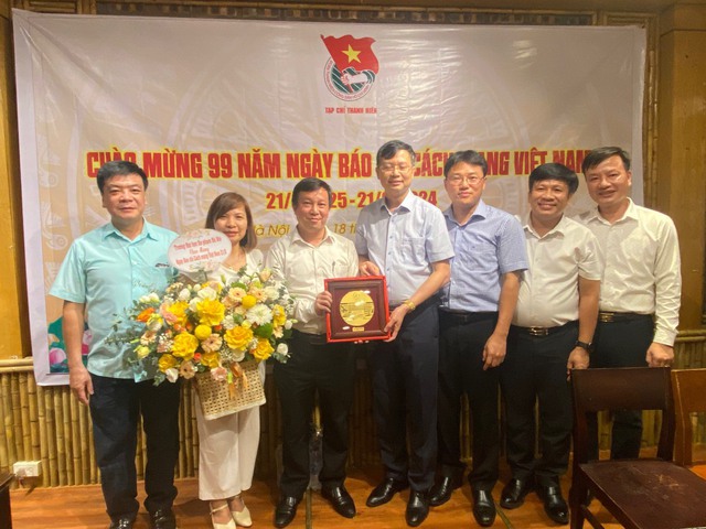 Ban lãnh đạo Trường Đại học Sư phạm Hà Nội chúc mừng TCTN nhân dịp ngày báo chí 21/6/2024