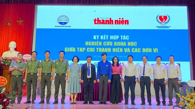 Đồng chí Nguyễn Minh Triết chụp ảnh lưu niệm cùng Tạp chí Thanh niên và các đơn vị ký kết hợp tác nghiên cứu khoa học