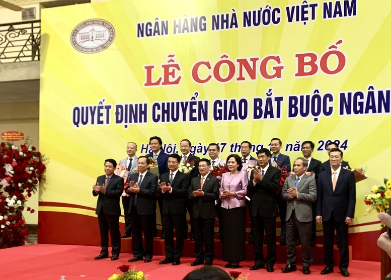 Các đại biểu tại Lễ Công bố Quyết định chuyển giao bắt buộc Ngân hàng thương mại TNHH MTV Xây Dựng Việt Nam (CB) cho Ngân hàng TMCP Ngoại thương Việt Nam (Vietcombank) và Ngân hàng thương mại TNHH MTV Đại Dương (OceanBank) cho Ngân hàng TMCP Quân đội (MB) - Ảnh: VGP/HT