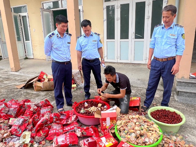 Tiến hành tiêu hủy hơn 200 sản phẩm thực phẩm nhập lậu do nước ngoài sản xuất.