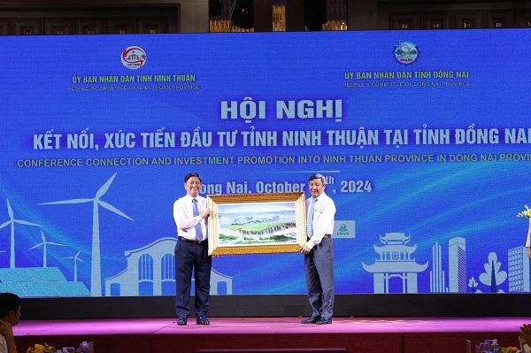 Ông Trần Quốc Nam- Phó Bí thư Tỉnh ủy, Chủ tịch UBND tỉnh Ninh Thuận tặng ảnh lưu niệm cho Lãnh đạo tỉnh Đồng Nai