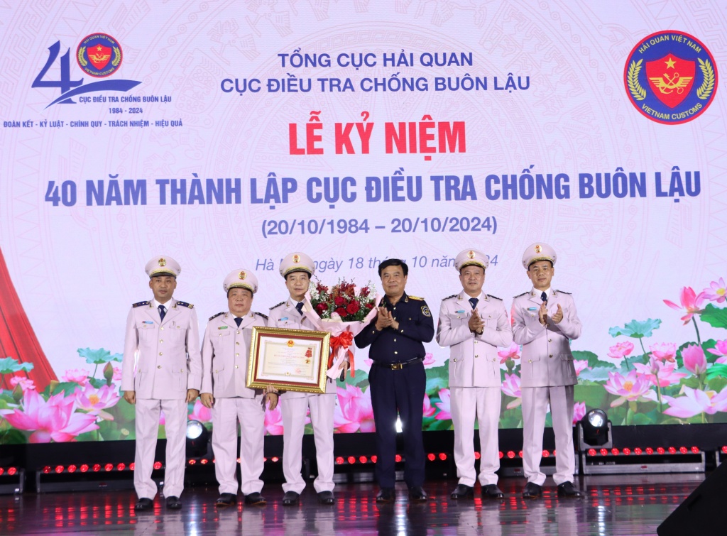 Tổng cục trưởng Nguyễn Văn Thọ thừa ủy quyền trao Huân chương Chiến công hạng Nhì tặng tập thể lãnh đạo Cục Điều tra chống buôn lậu. Ảnh: T.Bình