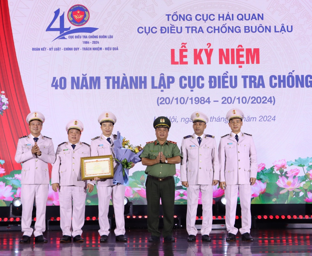 Trung tướng Nguyễn Đình Thuận, Cục trưởng Cục An ninh kinh tế, thừa ủy quyền trao Bằng khen của Bộ trưởng Bộ Công an tặng tập thể lãnh đạo Cục Điều tra chống buôn lậu. Ảnh: T.Bình