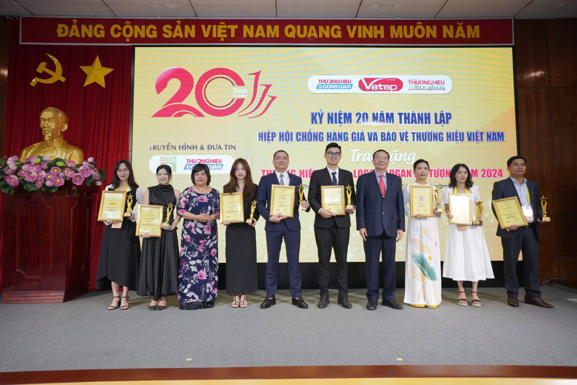 PGS, Tiến sĩ Nguyễn Văn Cường – Phó Cục trưởng, Cục Hành chính quản trị II, Văn phòng Chính phủ chúc mừng các đơn vị, doanh nghiệp, cơ sở sản xuất kinh doanh và các doanh nhân