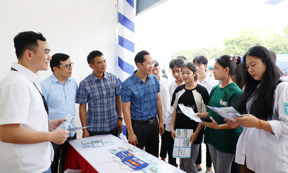 Đại diện lãnh đạo Sở Lao động - Thương binh và Xã hội và các thành viên đoàn công tác đi xúc tiến, thu hút lao động tại tỉnh Bắc Kạn trao đổi với lao động của địa phương.