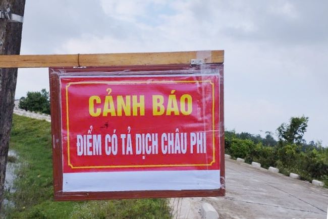 Các tuyến đường vào địa bàn có dịch đều có biển cảnh báo và rắc vôi bột để ngăn ngừa dịch bệnh phát tán ra quy mô lớn.