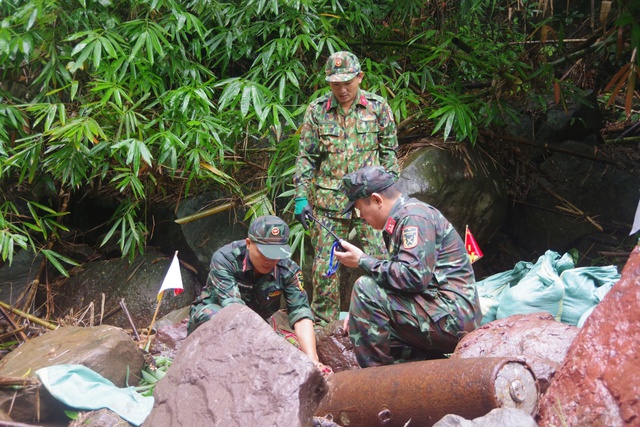 Lực lượng Công binh, Bộ CHQS tỉnh Quảng Trị làm công tác chuẩn bị hủy nổ thành công tại chỗ quả bom từ trường. Ảnh: Xuân Diện