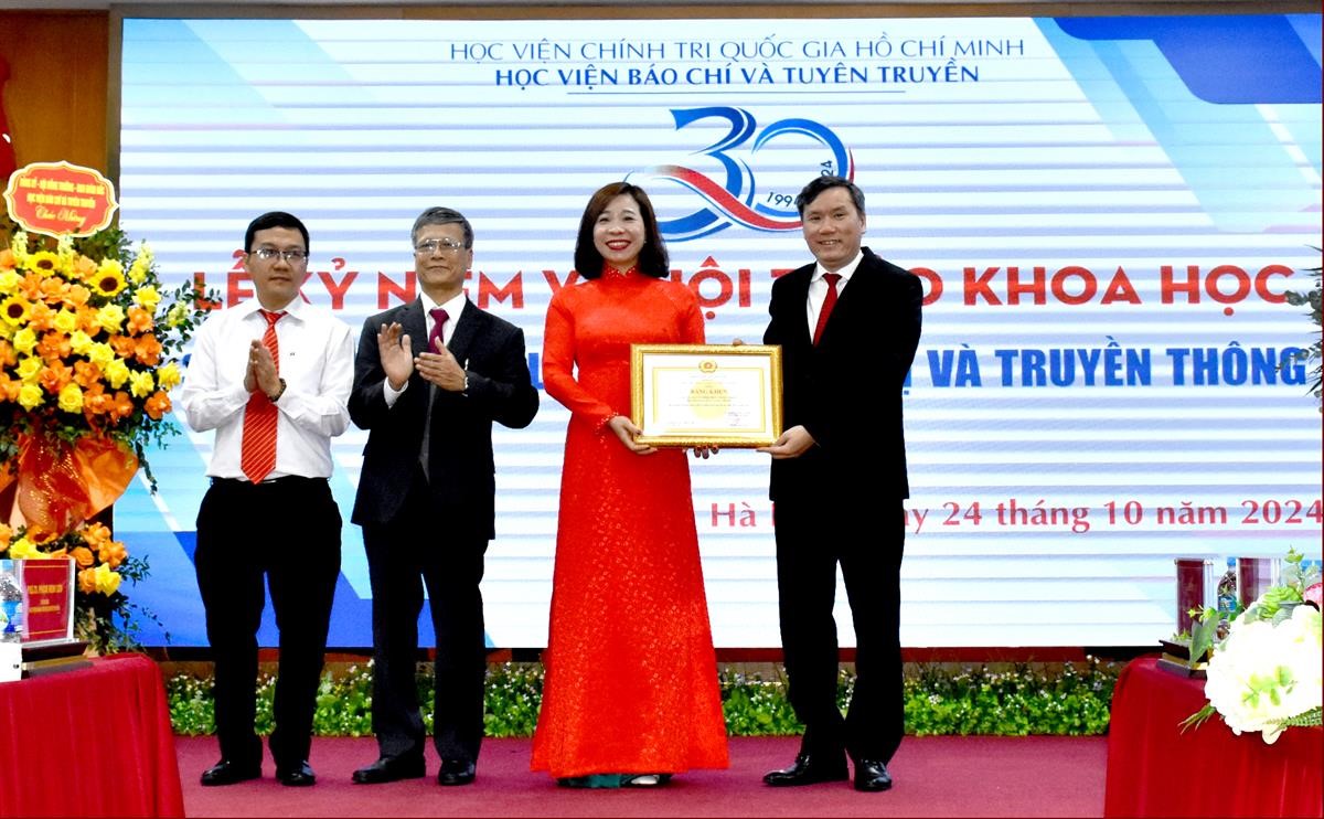 GS, TS. Lê Văn Lợi, Phó Giám đốc Học viện Chính trị quốc gia Hồ Chí Minh trao Bằng khen của Giám đốc Học viện Chính trị quốc gia Hồ Chí Minh cho Tạp chí LLCT&TT