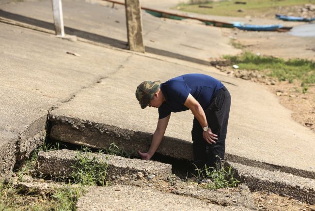 Mái taluy dưới chân đập xuống cấp kéo dài nhiều năm.