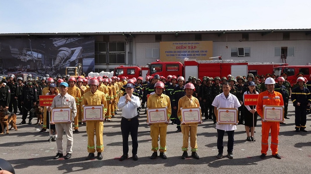 Chủ tịch UBND tỉnh tặng Bằng khen và Giám đốc Công an tỉnh tặng Giấy khen vì đã có thành tích xuất sắc trong tham gia luyện tập, diễn tập phương án chữa cháy và CNCH cấp tỉnh năm 2024.