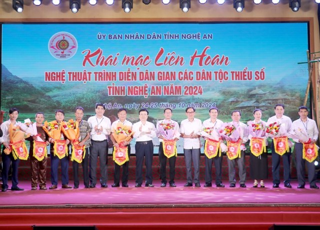 Ban Tổ chức tặng hoa và Cờ lưu niệm cho 11 đoàn nghệ thuật quần chúng tham gia Liên hoan