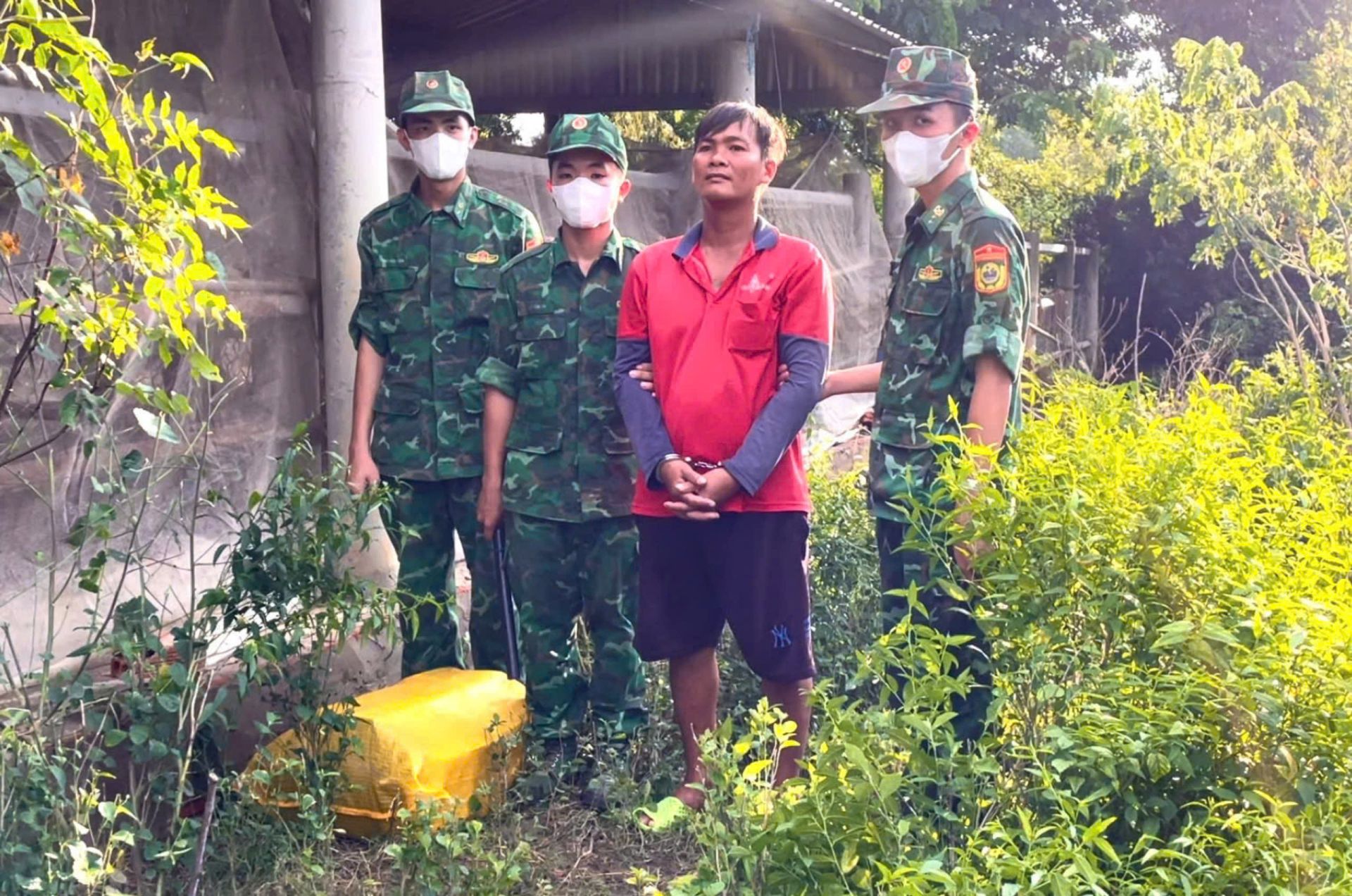 Lực lượng chức năng bắt quả tang 1 đối tượng vận chuyển gần 16 khối pháo lậu từ phía Campuchia về Việt Nam